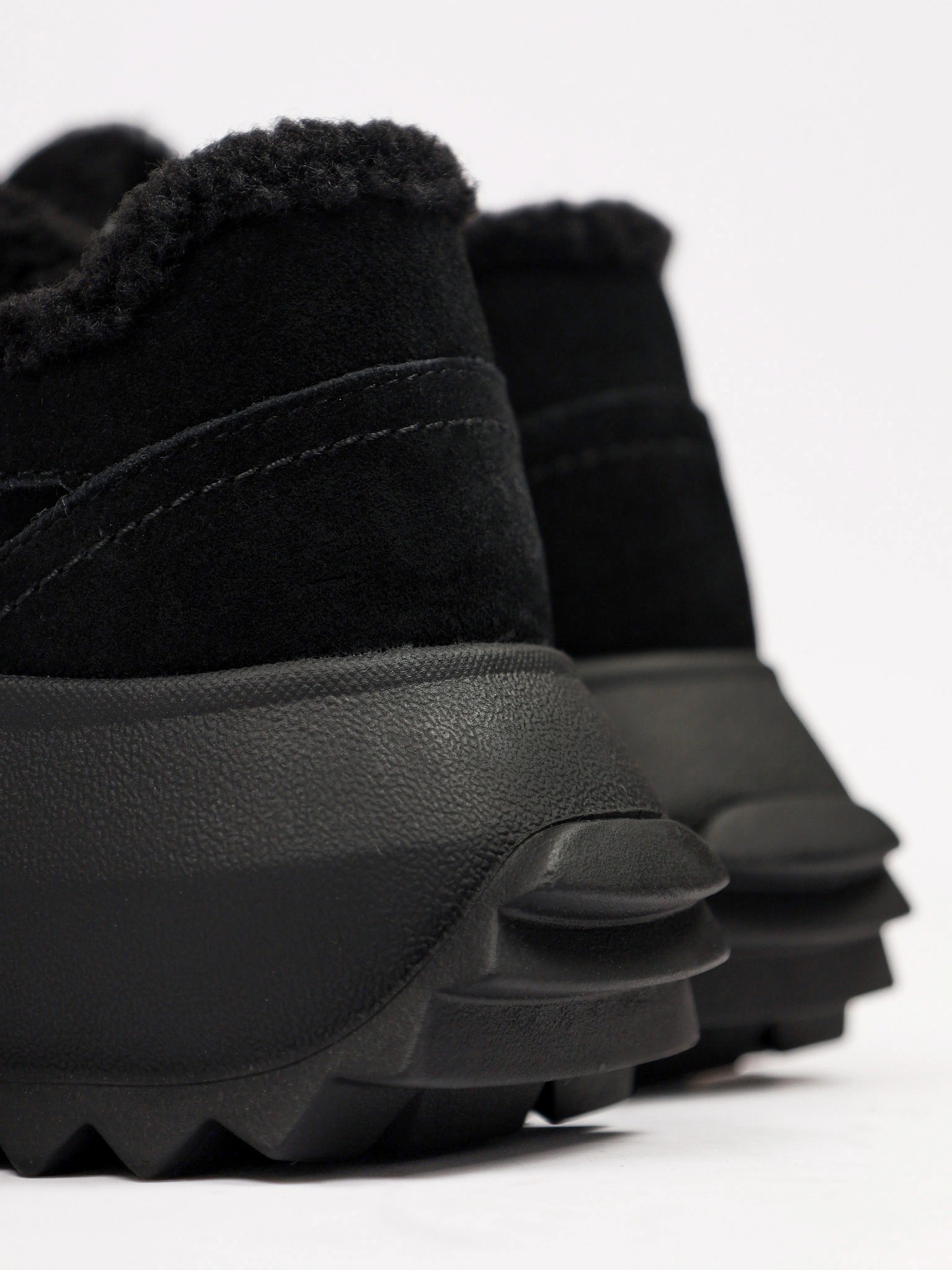 Кроссовки черного цвета на рельефной подошве